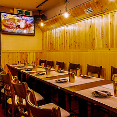 魅惑の肉料理と楽しいアクティビティが楽しめる贅沢な貸切パーティースペース！シュラスコやステーキなどの自慢のメニューを堪能しながら、シャンパンタワーやビンゴなどのアイテムでパーティーを一層盛り上げましょう。超大型LEDモニターやカラオケも準備しており、思い出に残るひとときを過ごせます。