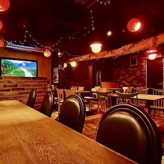 【2階カウンター】落ち着いた雰囲気のカウンター席が特徴の店内。温かい照明に包まれた空間で、ゆっくりと食事やお酒を楽しめます。木の質感が心地よく、静かな時間を過ごすのにぴったりな、落ち着きのある空間です。