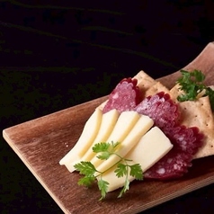 ゴーダチーズ　サラミ添え