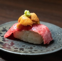 新鮮な生うにを添えた至高の肉寿司は絶品です！