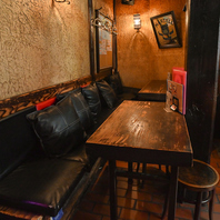 シーンに合わせたテーブル席完備