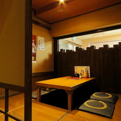 別邸人気のおしゃれな掘り炬燵個室。足をのばして、ゆったりくつろげます。