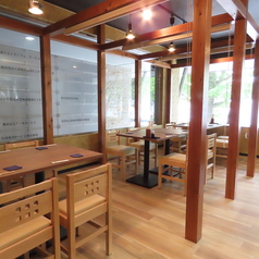 ビジネス街の中にあり、最大宴会収容人数30人までの貸切OKなお店です。木のぬくもり感じる店内を貸し切ることで、ビジネスマンの接待や打ち上げ、歓送迎会などの宴会のご利用におすすめです。全面禁煙のクリーンな環境のなか、常時10種用意している日本酒や地酒、こだわりのお料理を、皆様だけで贅沢に堪能いただけます。