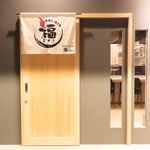 十二所前線の通り沿いに当店はございます。明るくて落ち着いた雰囲気の店内でくつろぎのひとときを。