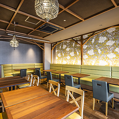 お子様連れのお客様も安心してお過ごしいただける、広々としたベンチシートのテーブル席です。席をつなげれば大人数でのご利用も可能で、ご家族やご友人とのお食事に最適です。周りを気にすることなく、ゆったりと寛げます。