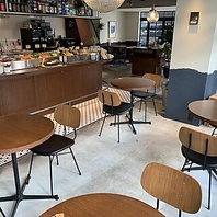 ごゆっくりとお過ごしいただけるお席をご用意してます