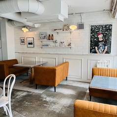 【1F】白を基調とした落ち着いた雰囲気の店内お子様連れにも嬉しい広々ソファー席ベビーカーをお持ちのお客様もそのまま入店可能です！