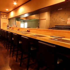 木の温もりと和の趣が調和した落ち着きある空間でお料理を楽しむことができます。カウンター席からは職人の手仕事を間近に楽しめ、温かみのある照明が上質なひとときを演出します。また、その落ち着いた雰囲気から、大人だけの特別な空間を生み出すことができ、記念日やデートの場面でのご利用に最適です。