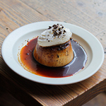 名物カスタードプリン。カラメルは抽出したてのエスプレッソで作るほろ苦め。プリンは固め！