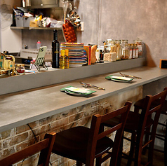 おひとり様のランチなど、カジュアルに利用できるカウンター席。