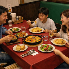 【ご家族で】本格的なお料理を家族で楽しみたい。シェフが作る本格パスタにピザ、パエリアをおとりわけして楽しいお食事を後演出させて頂きます。チェーン店では味わえない、シェフ暦３０年のお料理をお楽しみ下さい。