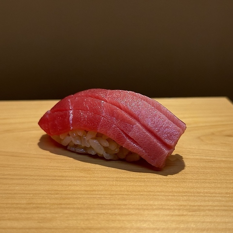 当店自慢の熟成鮨と日本酒と季節の御料理が楽しめます