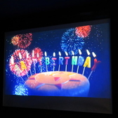 【プロジェクターあります!】投影した映像などお持ちしていてだければ当店で流すこともできます。大切な記念日にはプロジェクターを使って思い出に残る素敵なサプライズも!