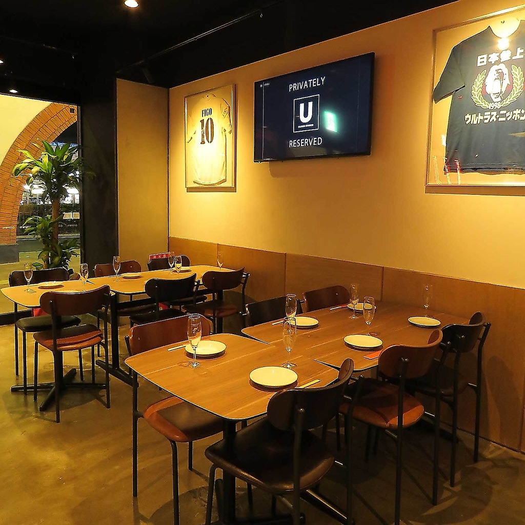 広々としたテーブル席です◎サッカー、野球などのスポーツ観戦や貸切ｐａｒｔｙ、結婚式2次会にも♪