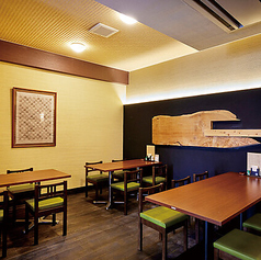 広々とした空間でゆったりくつろげるテーブル席。女子会・ご家族でのお食事などにもおすすめです。