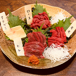 上質な馬刺しも用意され、食事の楽しみがさらに広がります。