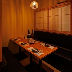 六名様前後の会食に使いやすい完全個室。取引先との接待や少人数の会社宴会にも対応し、落ち着いて話せる距離感を大切にしています。地酒や飲み放題付きコースを囲みながら、周囲を気にせず進行できるため、幹事様にも使いやすい一室です。重要な打ち合わせを兼ねた食事にも適しています。