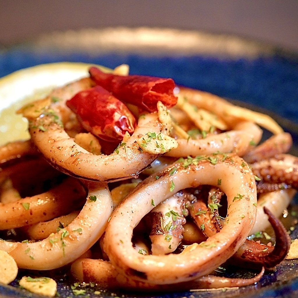 【肉料理以外にも】海鮮を使用した料理や、厳選したチーズなども種類豊富に取り揃えております！