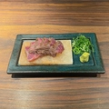 料理メニュー写真 黒毛和牛いちぼ肉岩塩焼き