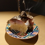 備長炭で目の前で炙るサバ寿司は格別。肉厚で臭みの無い鯖はお酒のあてにぴったりです♪