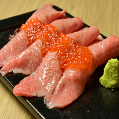 厳選黒毛和牛炙り肉寿司～いくら～
