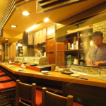 カウンターでは、串が焼かれているところを間近で見れます。