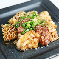 松よし秘伝の醤油だれホルモンや焼肉を！