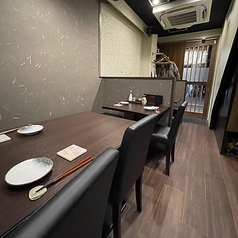 店内全体は最大16名様までのご宴会にも対応可能です。大人数での歓送迎会や忘新年会、各種お集まりの際は、気兼ねなく貸切でご利用いただけます。ご予算やコース内容など、幹事様のご要望に合わせて柔軟に対応いたしますので、まずはお気軽にご相談ください。