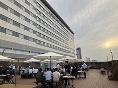 6名掛けテーブルを17卓ご用意し、最大102名様まで対応可能なゆとりあるBBQ空間。小倉駅直結で、新幹線・在来線・モノレール・バスと公共交通機関からのアクセスも抜群です。