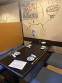 【和テイストな店内でお食事を】落ち着いた雰囲気の中でお食事をどうぞ！壁に描かれた手書きのキャラクターが、皆さまをお出迎えしております♪