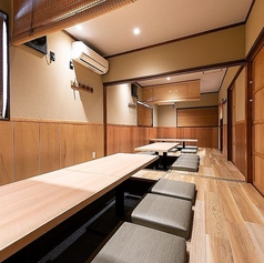 接待向き個室は、最大12名様までご利用いただける完全プライベート空間です。ソファー席を完備しており、ゆったりとした雰囲気の中でごゆっくりお過ごしいただけます。壁と扉でしっかり仕切られた個室は、ビジネスの会話や大切な接待に最適です。