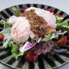 天草大王胸肉の低温調理　カカオ醤のソース　サラダ仕立て