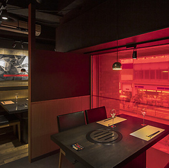 テーブル席の一番の奥のお席が「半個室」となっております。