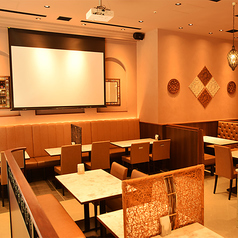 貸切パーティーや結婚式二次会の演出・余興にお使いいただけるプロジェクターや音響機器も充実！CD＆DVD再生、iPad＆PC等の接続も可能です。