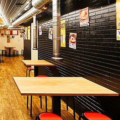 ゆったりと座れる6人掛けのテーブル席は、中人数のグループ利用や宴会にぴったり◎広めのスペースでお肉やドリンクをたくさん並べても快適に楽しめます。清潔感のある空間で、歓送迎会や忘新年会といったイベント時にも大活躍。秋田駅徒歩5分の立地なので、お集まりの際も非常に便利です。