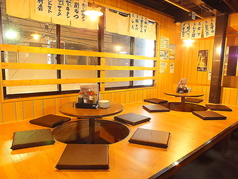 当店では、靴を脱いでゆったりとくつろげるお座敷席もご用意しております!ご自宅のようにリラックスできる空間は、小さなお子様連れのお客様に大変おすすめのお席です。お座敷でゆっくりと味わえる絶品のお料理も多数ございますので、気兼ねない団らんのひとときにぴったり。ぜひご家族でのお食事に当店をご利用下さい♪