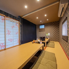 座敷はくつろぎながらお食事を楽しむのに最適な空間です。お子様用の座敷も完備しているので、家族連れでも安心。和の雰囲気の中で、ゆったりとした時間を過ごしながら、おいしい料理をお楽しみください。