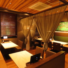 4名テーブル席×4卓ご用意♪18名様などの大人数の場合、背中合わせのテーブル席を一つの空間を貸切でお過ごし頂けます。