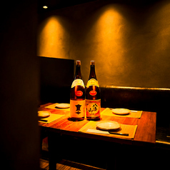 渋谷の喧騒を忘れさせる“和の隠れ家”で、贅沢なひとときを――。当店では、落ち着いた雰囲気の和風個室を完備し、ゆったりとお寛ぎいただける空間をご用意しております。上質な地鶏料理や香ばしい炭火焼き鳥を味わいながら、心地よい和の空間で大切な人との時間をお楽しみください。接待・記念日・女子会にもおすすめ◎