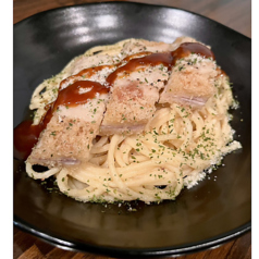 クリームソースのスパカツ デミグラスソースをそえて