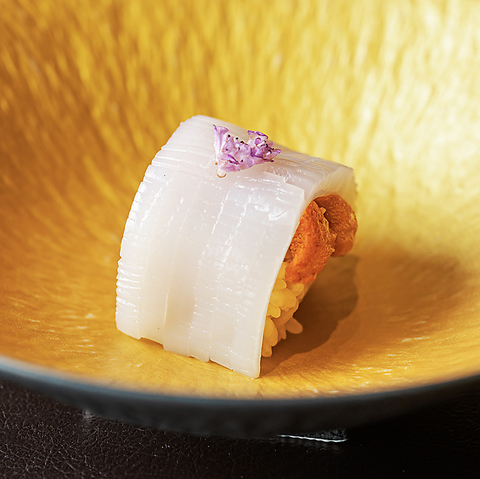 大将が厳選した食材を使い、旬の野菜や魚介を中心に美しい料理と本格江戸前鮨を堪能♪