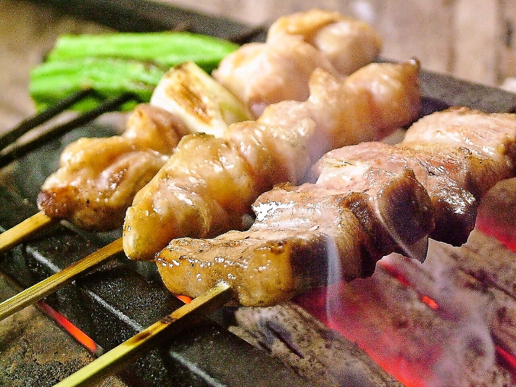 【九州地産の地鶏炭火焼】…耶馬渓鶏やさつま赤鶏など九州地産の地鶏を備長炭で焼き上げます！