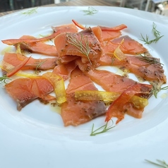 スモークサーモンのカルパッチョ