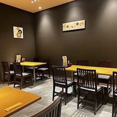 ゆったりとした配置のテーブル席は、様々なシーンに対応可能な万能スペースです。車いすをご利用の方もそのままお席につけるバリアフリー設計が自慢♪落ち着いた内装はカジュアルな接待やビジネスランチにも最適です。開放的な空間で、奈良の地酒や自慢のうな重を囲みながら、会話の弾むひとときをお楽しみください。