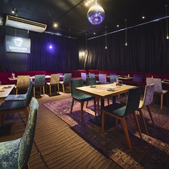 夏にはルーフトップのテラス席にもなります。テーブルは組み合わせで、4～16名まで少人数もグループのご利用でもごりようしやすいお席です。