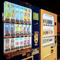 ドリンクはユニークな「自販機スタイル」！