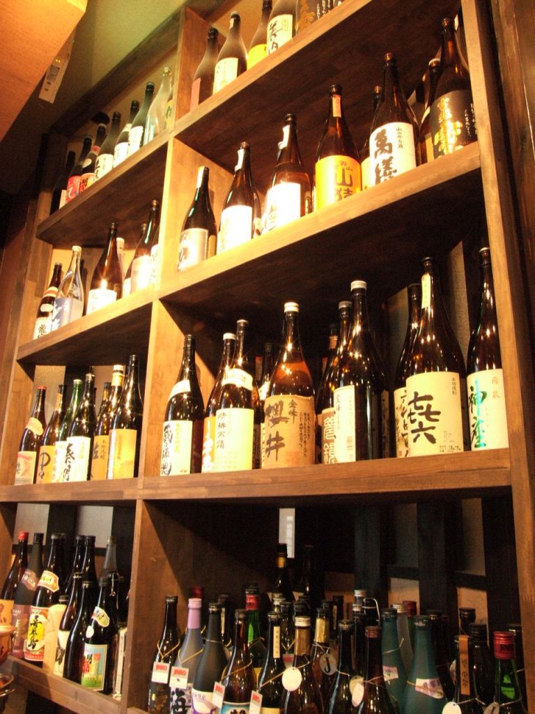 お酒は種類豊富にご用意。中でも焼酎は常時50種類以上の品揃え！