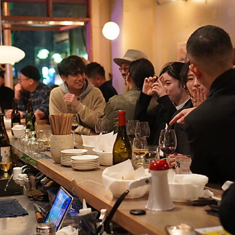 ジャンルフリーな様々な料理とお酒。60年代を思わせるミッドセンチュリーお洒落空間。