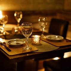 オシャレなデザイナーズ席も完備しております！インテリアや照明にもこだわった店内は柔らかな間接照明の光に照らされたリラックス空間となっております。女子ウケも抜群なので、新宿での女子会や合コンなどのシチュエーションにもご活用下さいませ♪