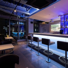 店舗全体の貸切は着席時20名様から最大30名様まで対応可能です！博多駅徒歩4分の好立地で、シャンソンビルの最上階を贅沢に独り占めできます。夜景の見える開放的な会場で、記憶に残る特別なパーティーやイベントをプロデュースいたします。